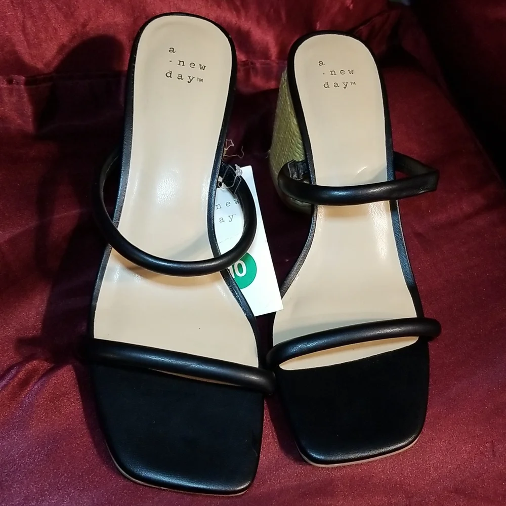 NWT 3 1/4 gorgeous heel slide sandal  padded insole for comfort - Picture 4 of 6